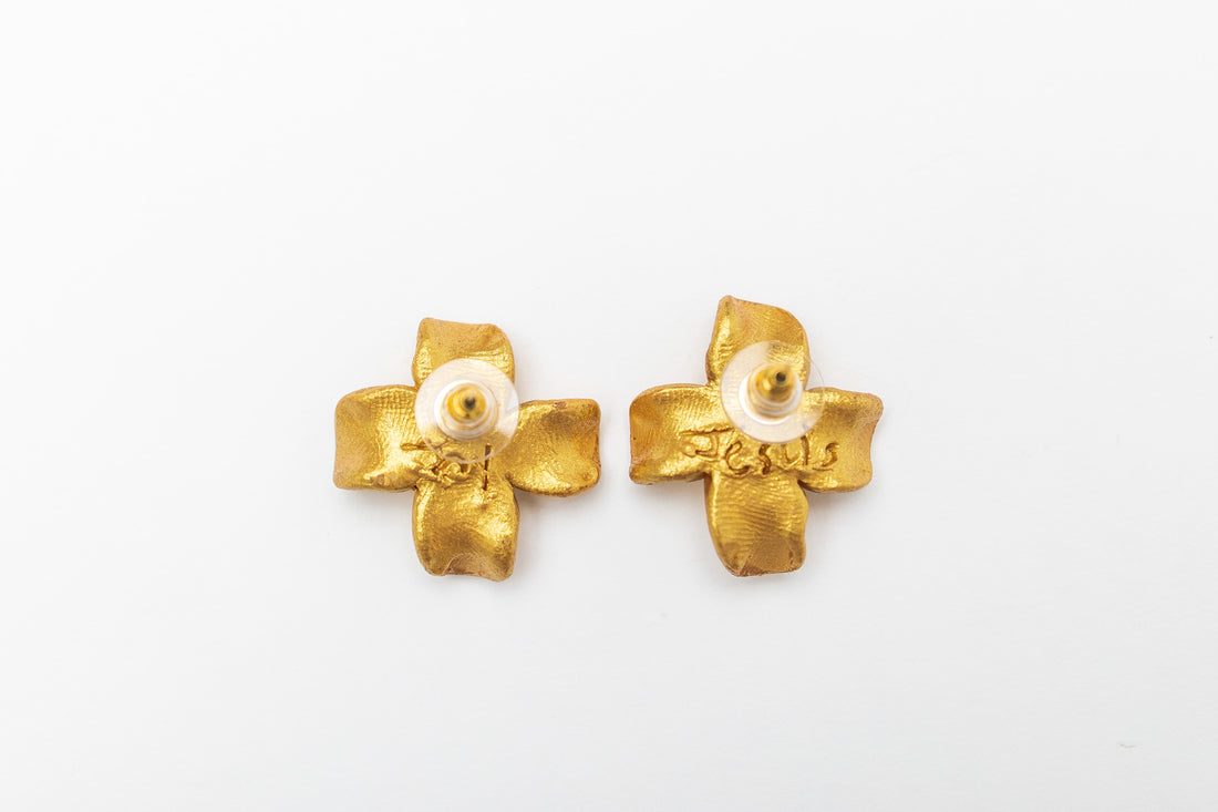 Small pearl studs HTJ